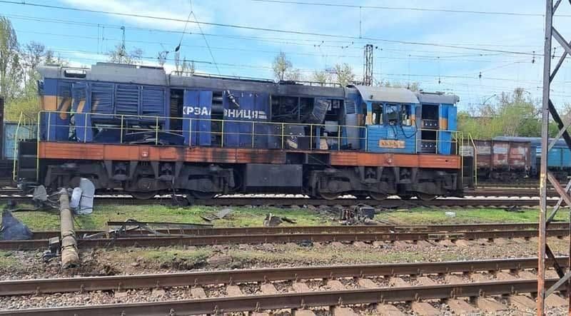 На станції Коростень дрон ворога атакував тепловоз: залізничники були в укритті
