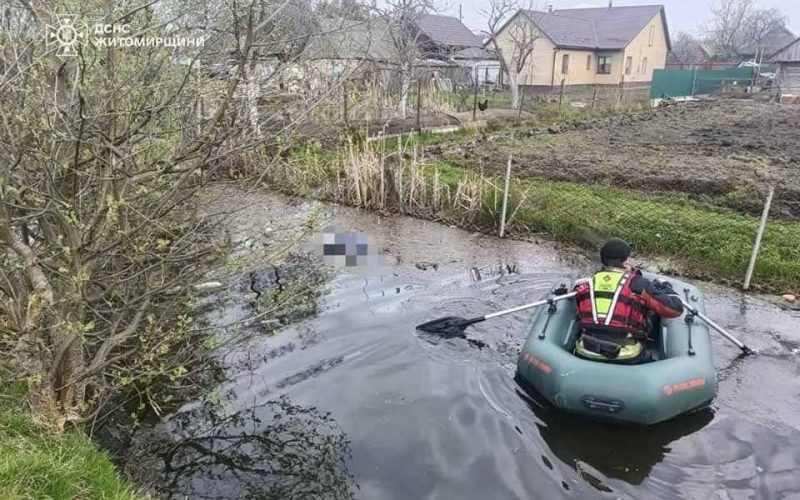В Олевську рятувальники дістали з водойми тіло чоловіка