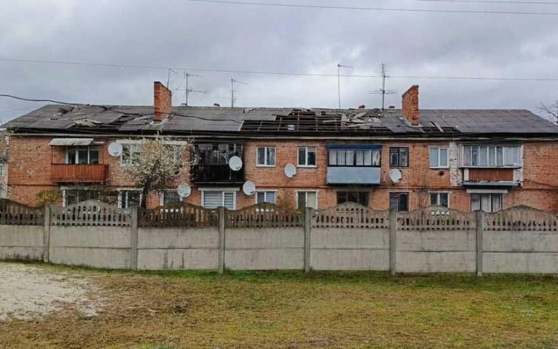 У селі Малинської громади шквальний вітер зірвав шифер з багатоквартирного будинку