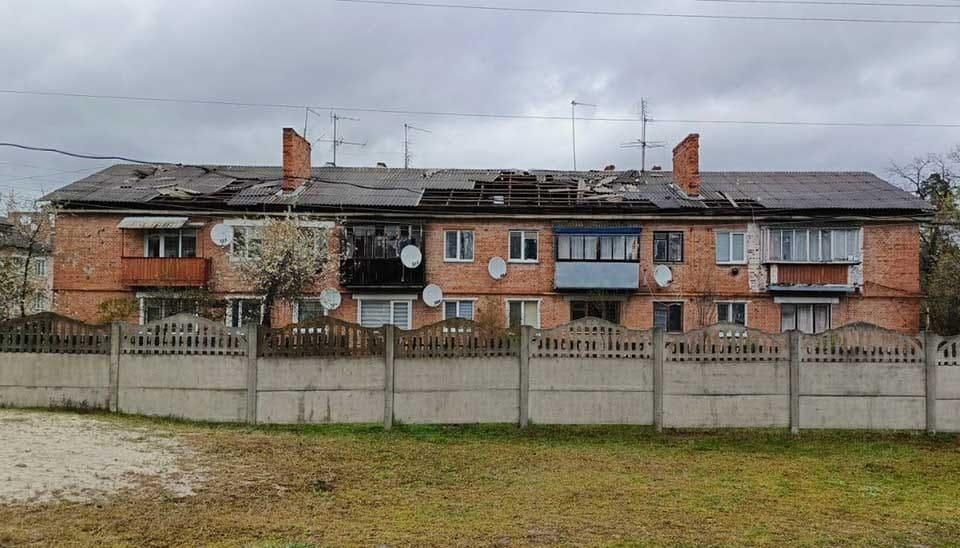 У селі Малинської громади шквальний вітер зірвав шифер з багатоквартирного будинку