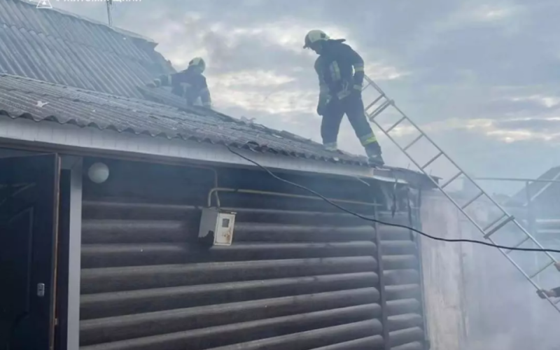 У Коростені горіло приватне домоволодіння: вогонь знищив гараж і пошкодив будинок