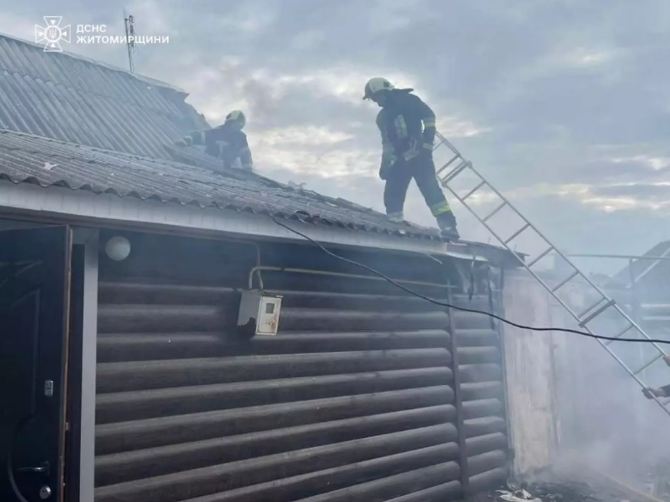 У Коростені горіло приватне домоволодіння: вогонь знищив гараж і пошкодив будинок