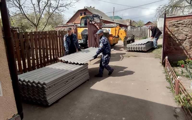У Коростені для жителів мікрорайону Бровар передали 800 листів шиферу та цвяхи