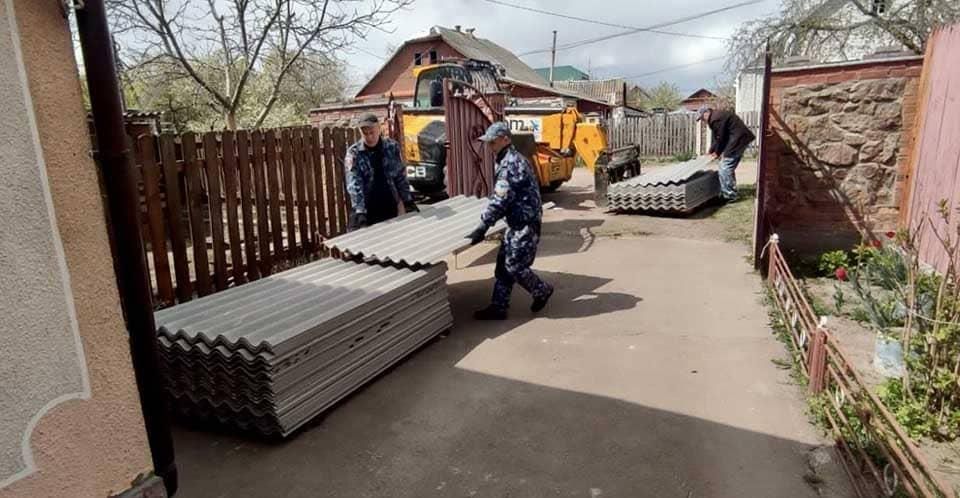У Коростені для жителів мікрорайону Бровар передали 800 листів шиферу та цвяхи