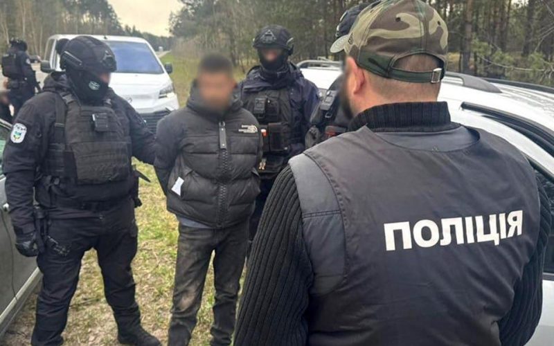 На Коростенщині затримали чоловіка: збував зброю та боєприпаси, знайдені на деокупованих територіях
