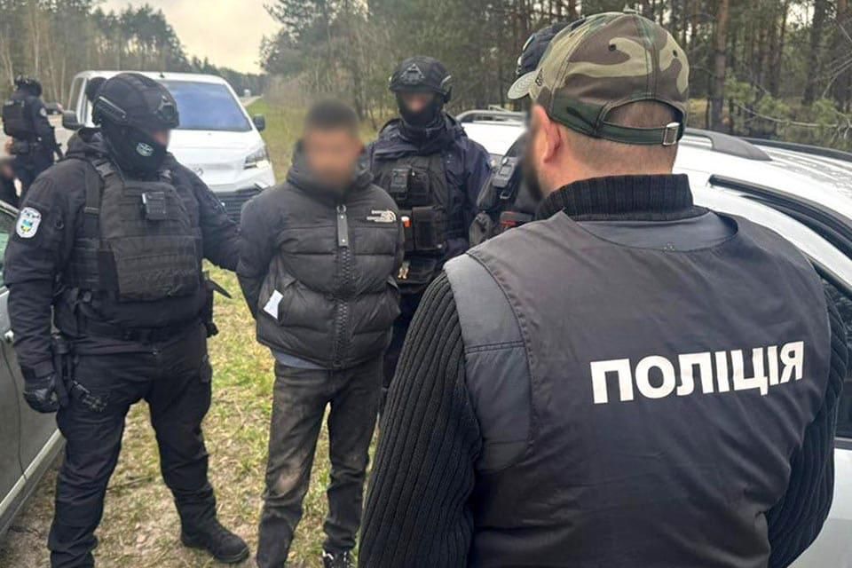 На Коростенщині затримали чоловіка: збував зброю та боєприпаси, знайдені на деокупованих територіях