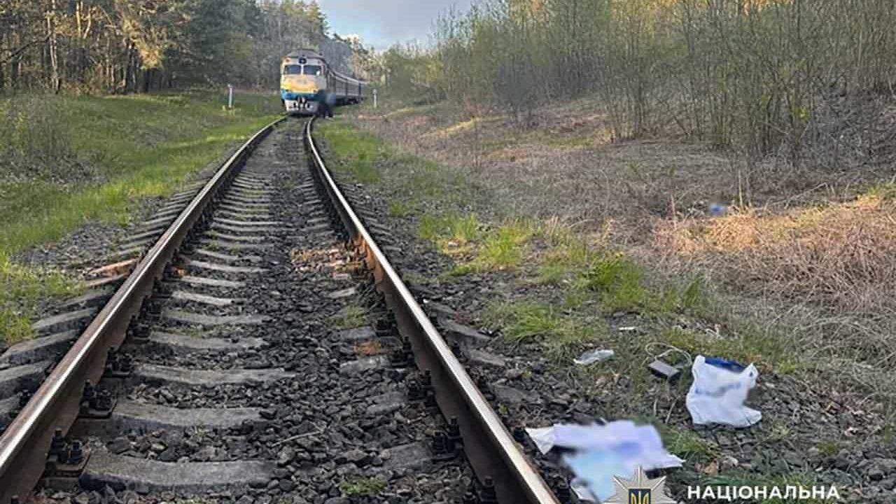Потяг «Козятин-Коростень» збив 21-річну дівчинку, яка рухалась вздовж колії
