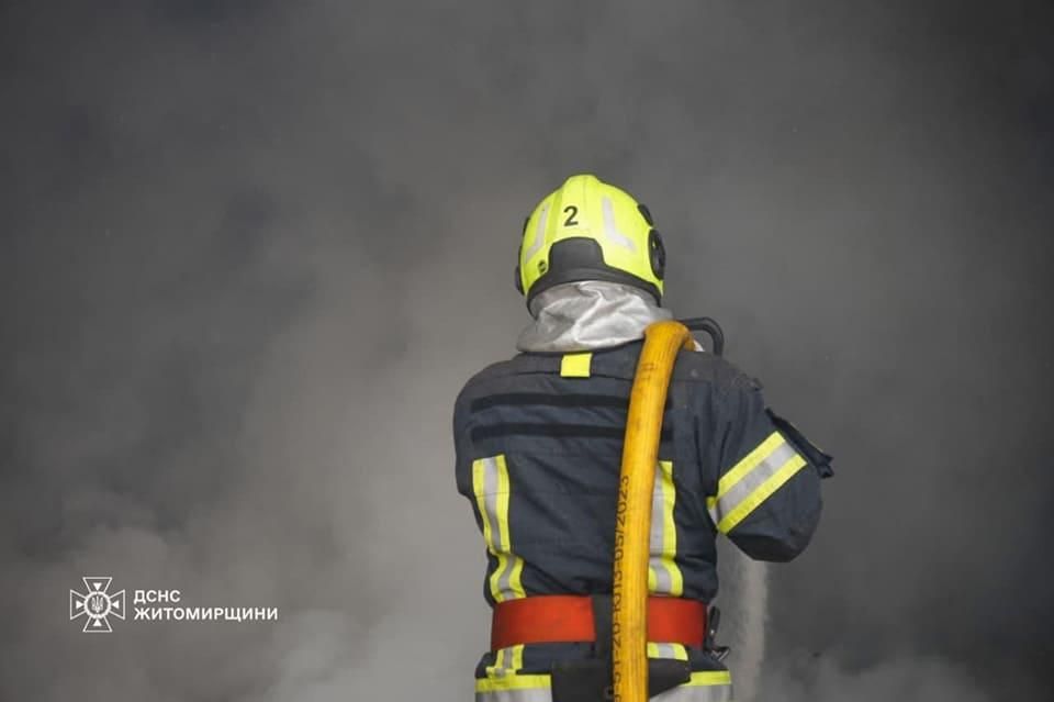 Черговий удар по Житомирщині: рятувальники ліквідували пожежі на кількох об’єктах