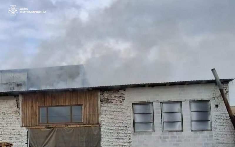 На Коростенщині горів цех: рятувальники понад годину ліквідовували пожежу