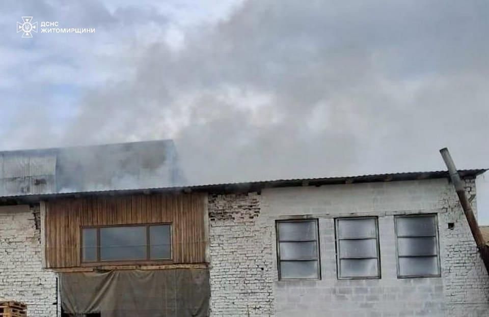 На Коростенщині горів цех: рятувальники понад годину ліквідовували пожежу