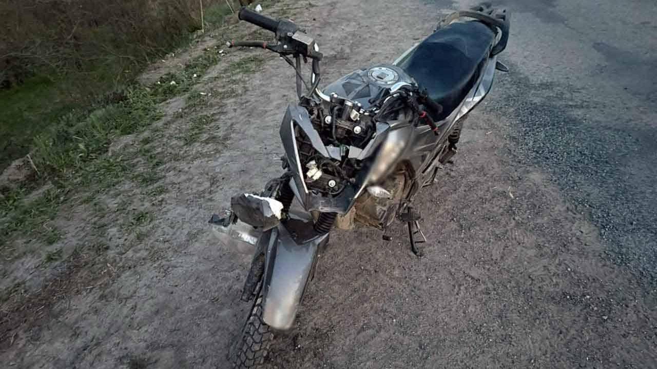 Неподалік одного з сіл Коростенської громади 25-річний мотоцикліст не впорався з керуванням та впав: потерпілого госпіталізували