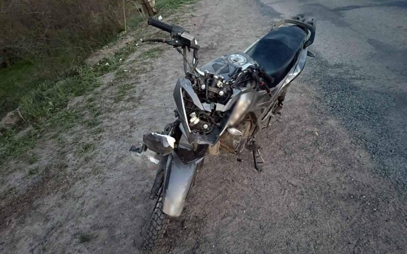 Неподалік одного з сіл Коростенської громади 25-річний мотоцикліст не впорався з керуванням та впав: потерпілого госпіталізували