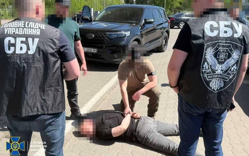 Керівника Житомирського обласного ТЦК затримали на хабарі: вимагав кошти з підприємця за «непризов» його працівників