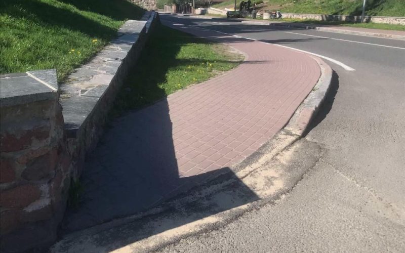 В Овручі комунальники асфальтують понижені з’їзди на основних вулицях