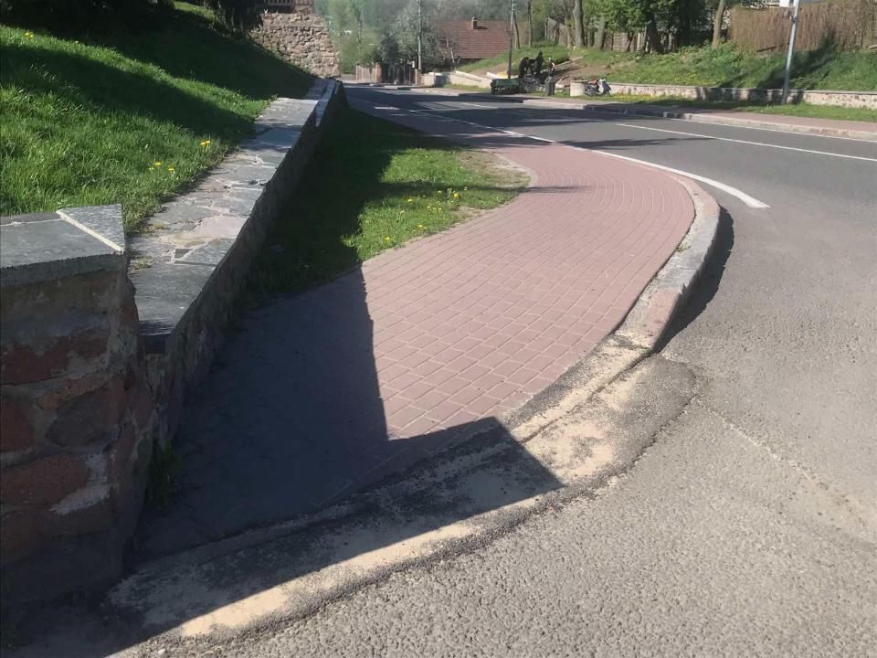 В Овручі комунальники асфальтують понижені з’їзди на основних вулицях