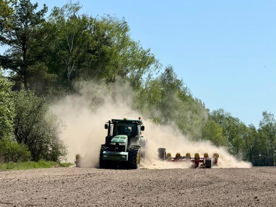 На Малинщині понад місяць триває посівна: аграрії працюють цілодобово