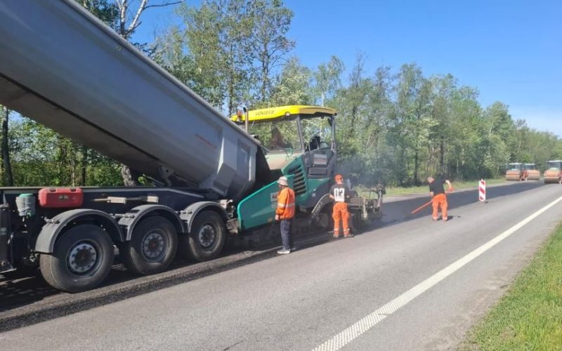 З початку року в Житомирській області відновили 450 тис. м² покриття на дорогах державного значення