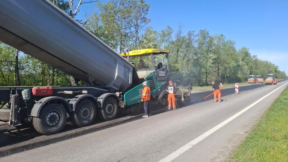 З початку року в Житомирській області відновили 450 тис. м² покриття на дорогах державного значення