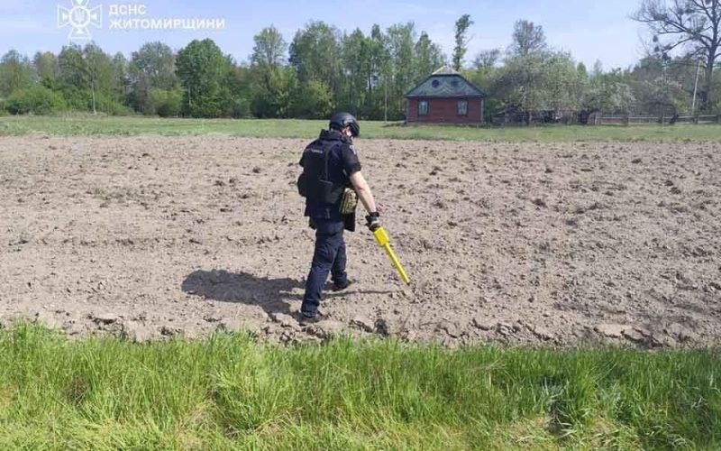 В одному з сіл неподалік Коростеня місцеві натрапили на мінометну міну та викликали рятувальників