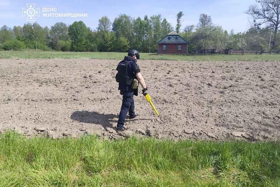 В одному з сіл неподалік Коростеня місцеві натрапили на мінометну міну та викликали рятувальників