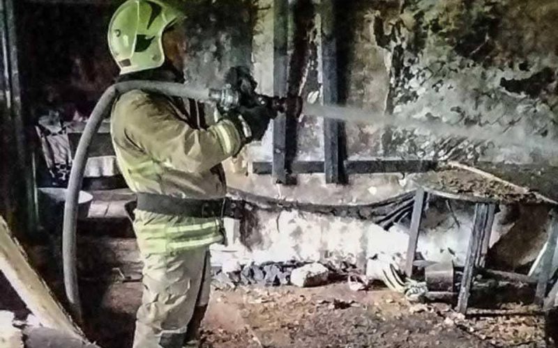 У селі на Овруччині горів будинок: рятувальники вивели із задимленого приміщення жінку та чоловіка