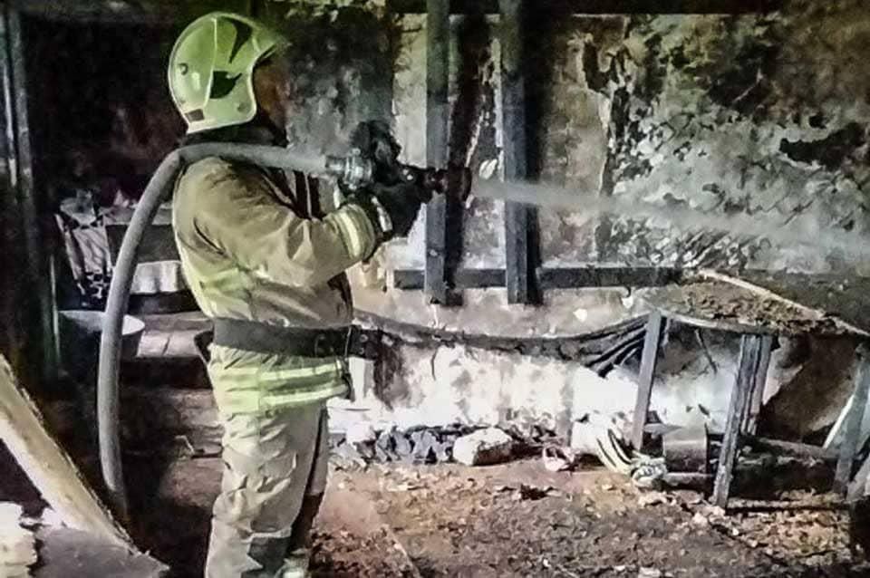 У селі на Овруччині горів будинок: рятувальники вивели із задимленого приміщення жінку та чоловіка