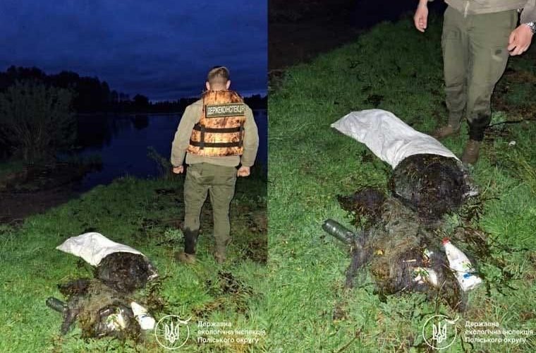 На річці поблизу одного з сіл Коростенського району екоінспектори виявили та вилучили браконьєрські сітки