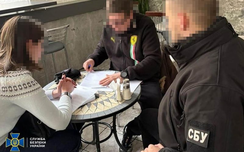 На Житомирщині судитимуть трьох чоловіків і держреєстраторку за незаконне заволодіння майном заводу хімволокна