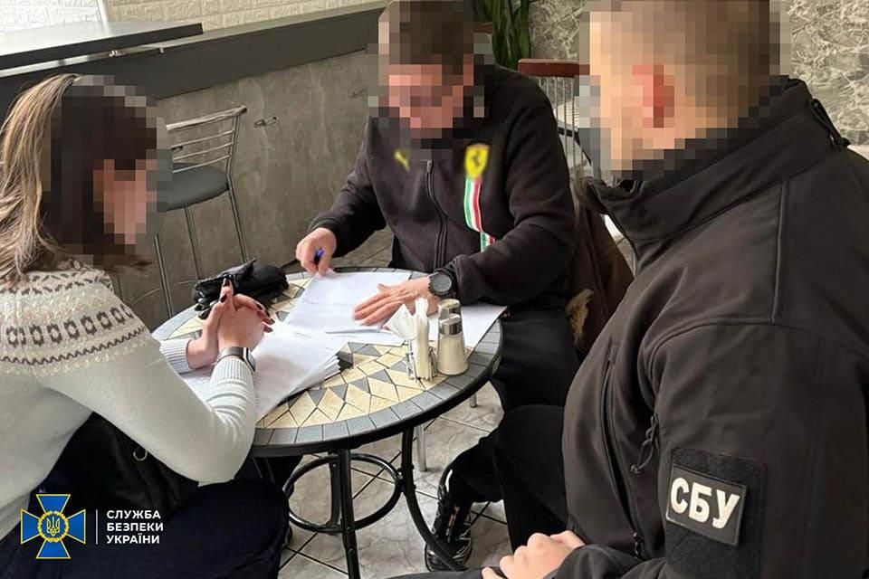 На Житомирщині судитимуть трьох чоловіків і держреєстраторку за незаконне заволодіння майном заводу хімволокна