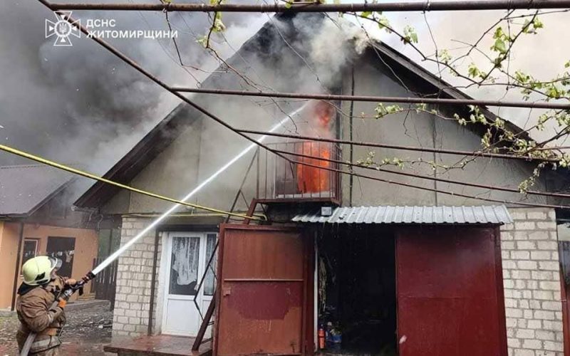 У селі на Овруччині вогонь знищив покрівлю двох будівель