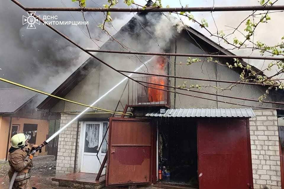 У селі на Овруччині вогонь знищив покрівлю двох будівель