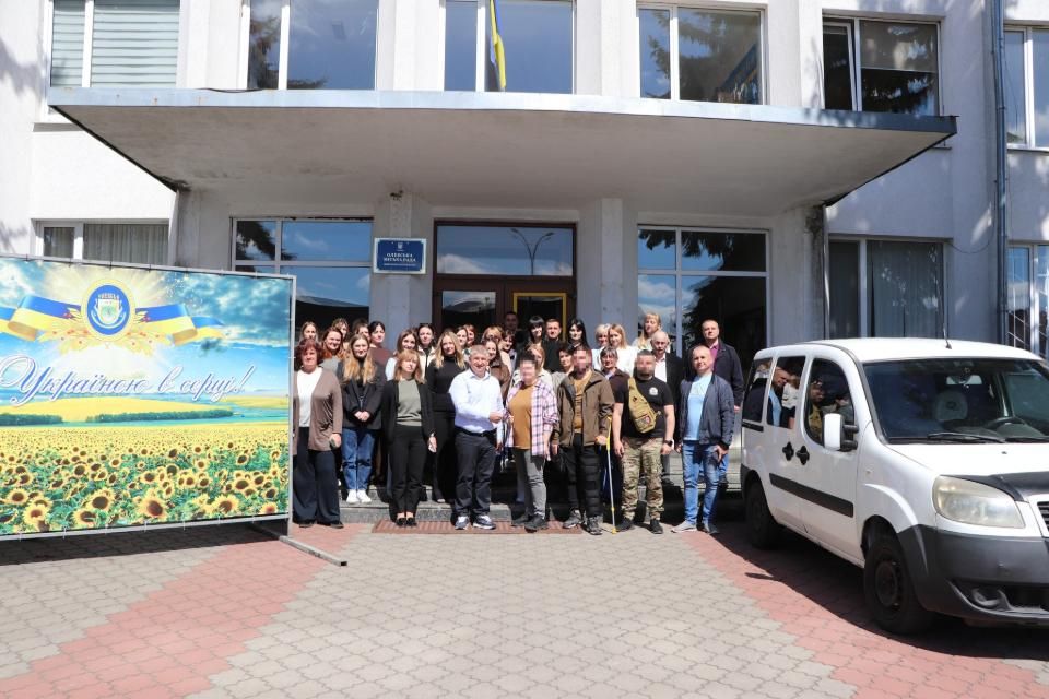 Працівники Олевської міськради придбали авто для військовослужбовиці