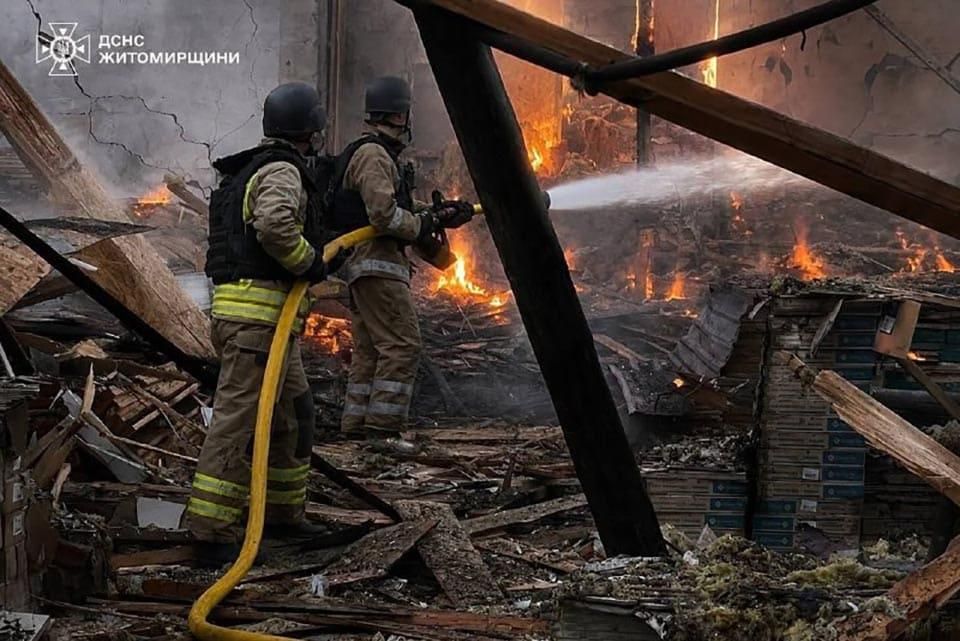 Під час атаки на Житомирщину рф пошкодила об’єкти Укрзалізниці та енергетики: двох жінок госпіталізували
