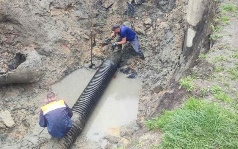 На вулиці Степана Бандери в Коростені утворилося провалля: комунальники замінили частину каналізаційної мережі
