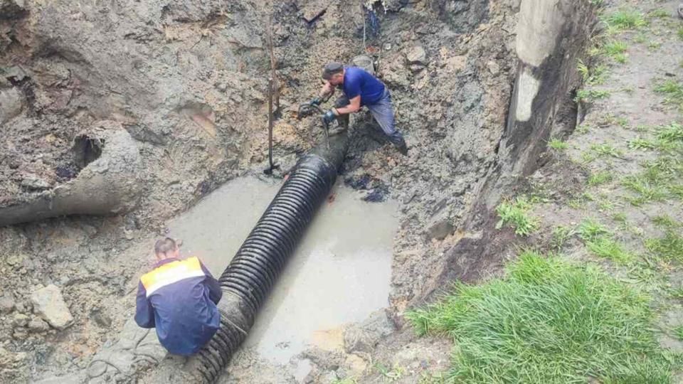 На вулиці Степана Бандери в Коростені утворилося провалля: комунальники замінили частину каналізаційної мережі