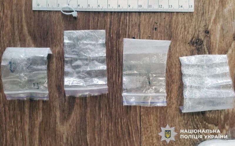 У Коростені повідомили про підозру 23-річному молодику: замовляв та зберігав наркотики