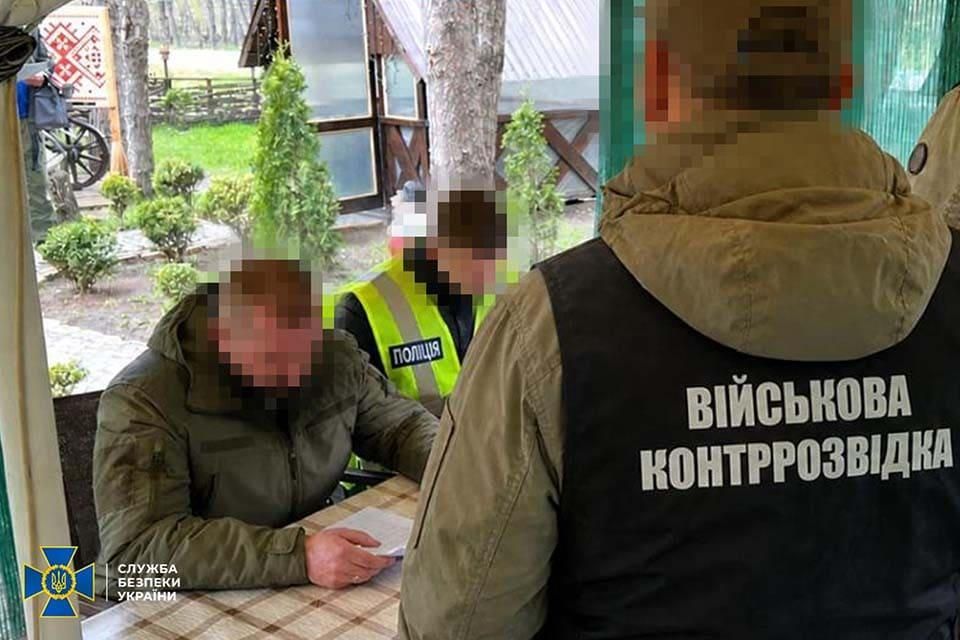 На Житомирщині затримали командира, який оформлював “тилові” посади для знайомих і родичів: гроші привласнював