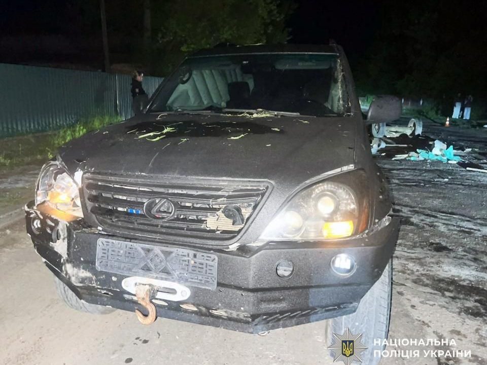 В Олевську п’яний житель Рівненщини на Lexus зіштовхнувся з мотоблоком: одного з водіїв госпіталізували