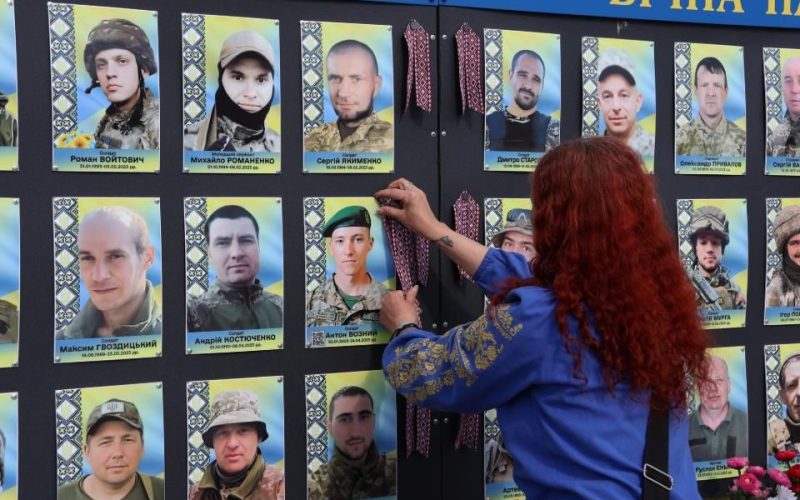 У Малині родини Героїв та жителі громади долучилися до акції «Вишита стрічка пам’яті»
