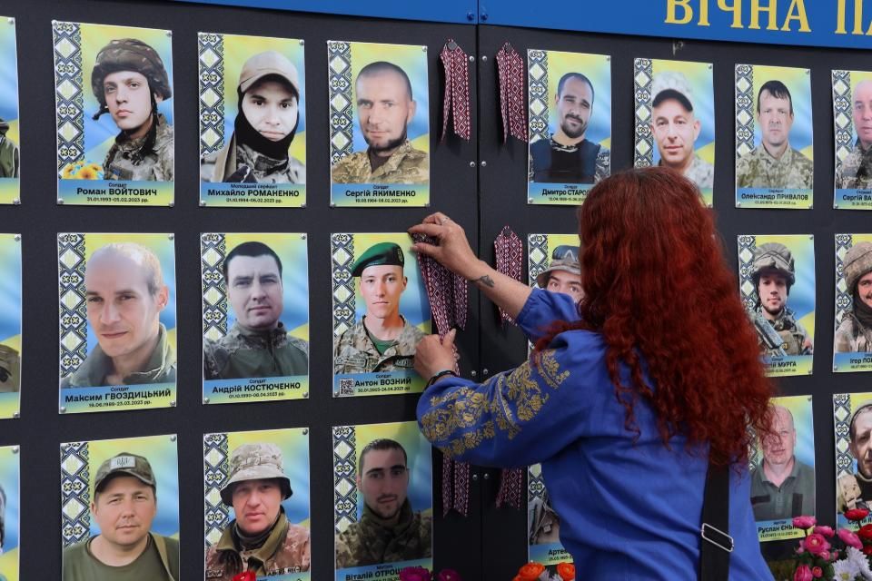 У Малині родини Героїв та жителі громади долучилися до акції «Вишита стрічка пам’яті»