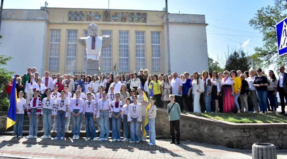 Шевченко у сорочці та флешмоб – як у Коростені пройшов День вишиванки