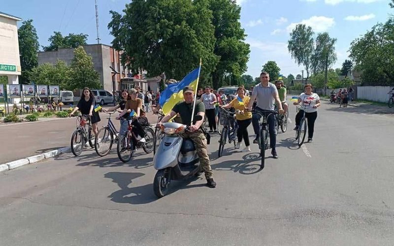 Велопробіг і квіти до Алеї Героїв: Чоповицька громада відзначила День Героїв