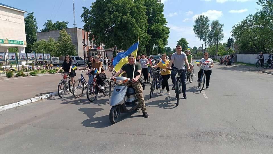 Велопробіг і квіти до Алеї Героїв: Чоповицька громада відзначила День Героїв