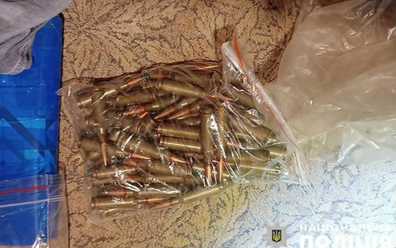 Гуляв лісом з металошукачем: до тюрми на 9 років сяде житель Овруччини, який зберігав боєприпаси та психотропи