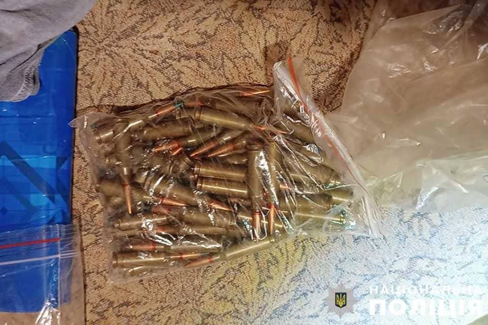 Гуляв лісом з металошукачем: до тюрми на 9 років сяде житель Овруччини, який зберігав боєприпаси та психотропи