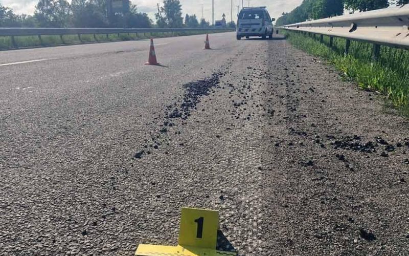На автодорозі в Житомирській області водій вантажівки збив жінку на узбіччі й поїхав далі