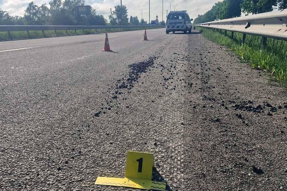 На автодорозі в Житомирській області водій вантажівки збив жінку на узбіччі й поїхав далі