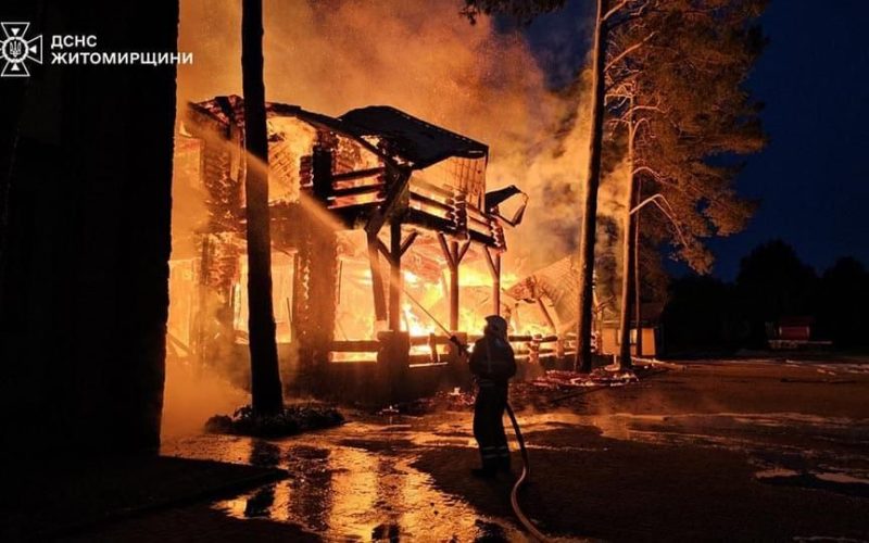 На Житомирщині сталася масштабна пожежа у ресторанному комплексі