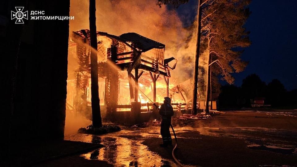 На Житомирщині сталася масштабна пожежа у ресторанному комплексі