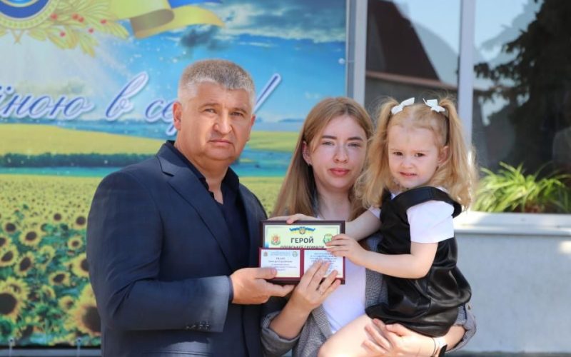 У День Героїв в Олевську вшанували полеглих воїнів та вручили відзнаки їхнім родинам